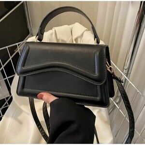 Black fuax leather crossbody purse‎